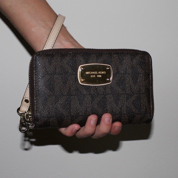 Michael Kors Handbags - BOGO🌻 Michael Kors wristlet/wallet